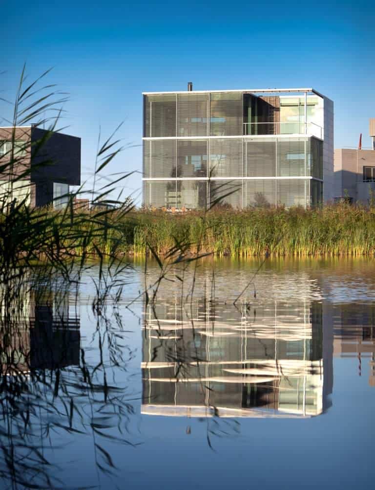 sustainable-box-shaped-home-panoramic-views-glazings-2-water.jpg