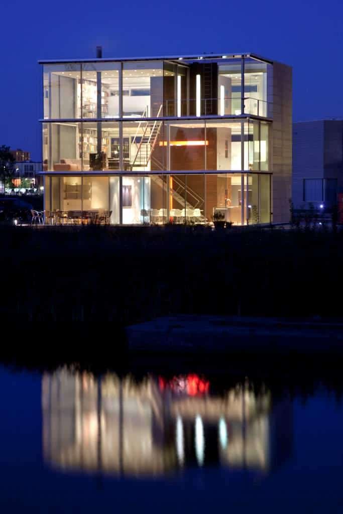 sustainable-box-shaped-home-panoramic-views-glazings-3-water-night.jpg