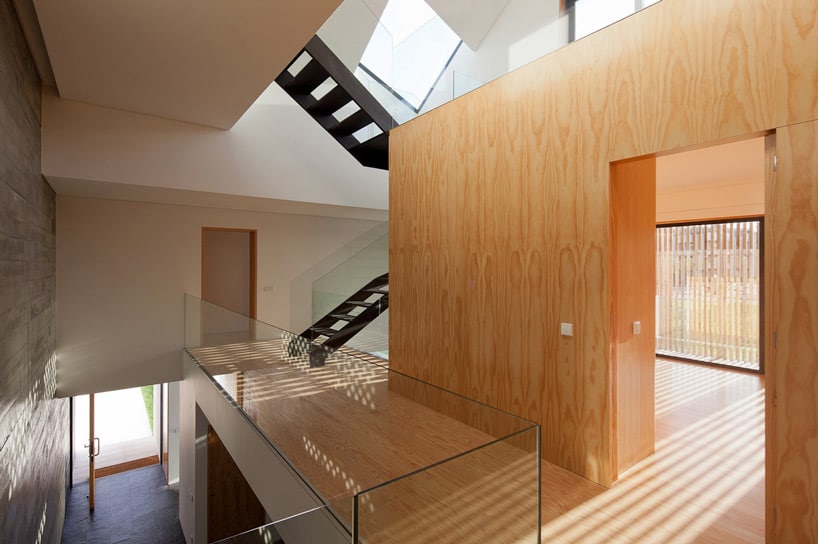 house-operable-wood-louvers-temperature-control-12-hall.jpg