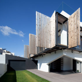 House uses Operable Wood Louvers for Temperature Control