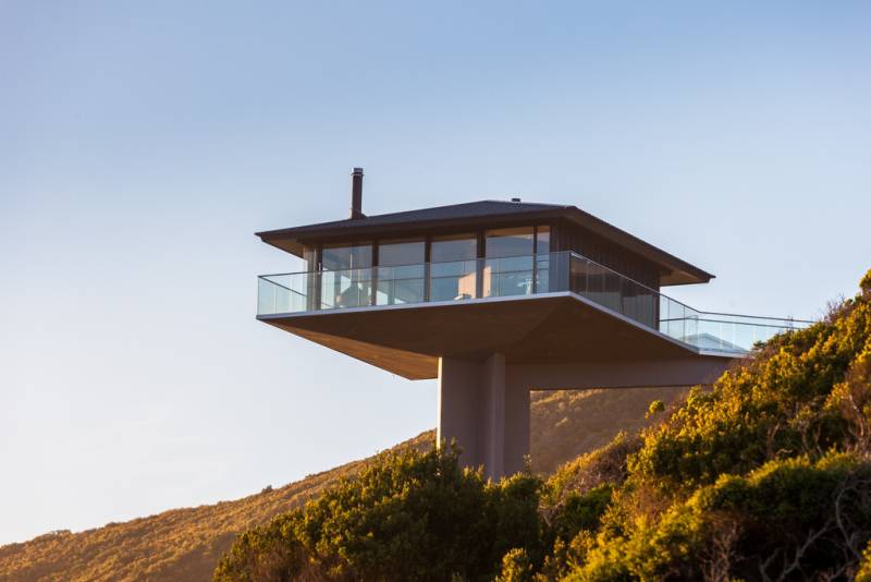 house-perched-central-column-overlooks-ocean-3-sides-4-site.jpg