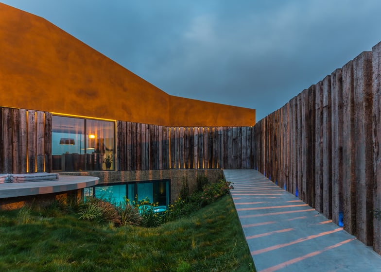home incorporates unique materials like cork railway sleepers 12 courtyard