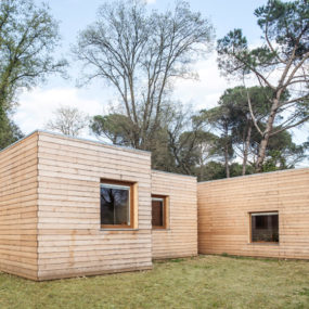 6 Prefabricated Wood Boxes turned into 1 Energy Efficient House