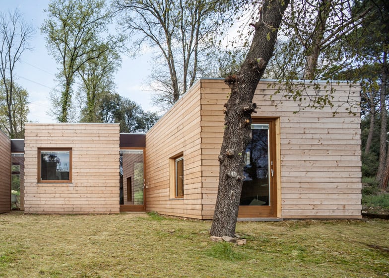 6-prefabricated-wood-boxes-1-energy-efficient-house-4-entrance.jpg