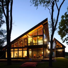 Cool Lake Home Designed to Enjoy the Views and Create Art