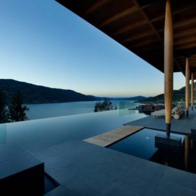 Stunning Lakeside Home Blends Infinity Pool with Lake and Sky