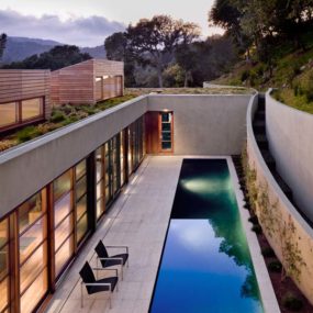 Living Roof on Slope House Merges Beautifully with California Hillside