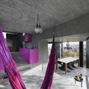 用紫色装饰的房子