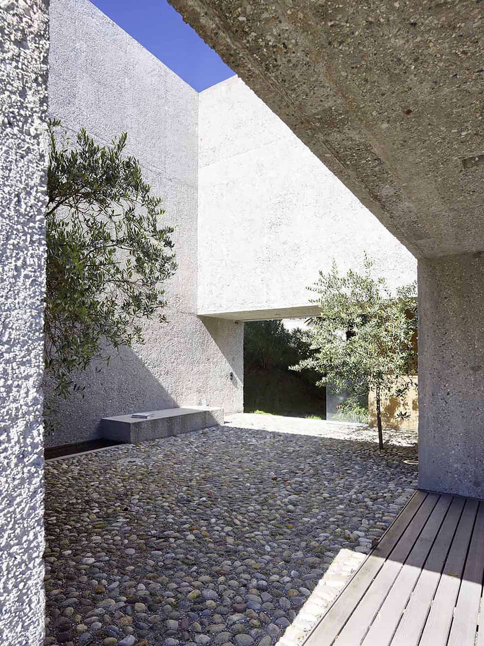 house-with-raw-concrete-courtyard-4.jpg