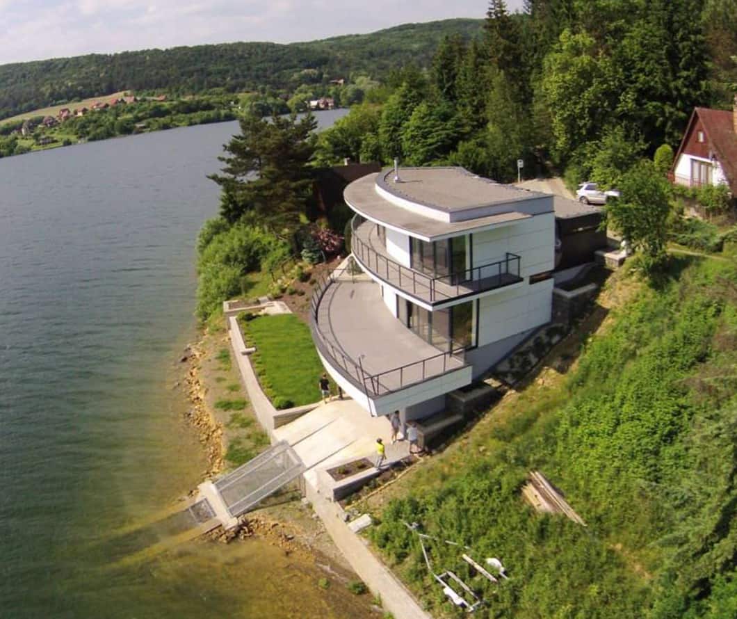 This House with Observation Deck is a Dream for Lake Lovers