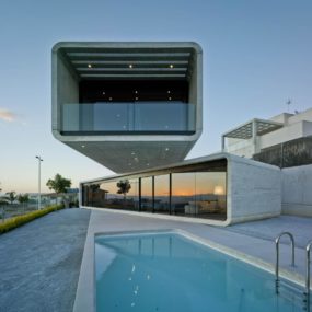 Concrete Cantilever House Extends 32 Feet Over the Pool