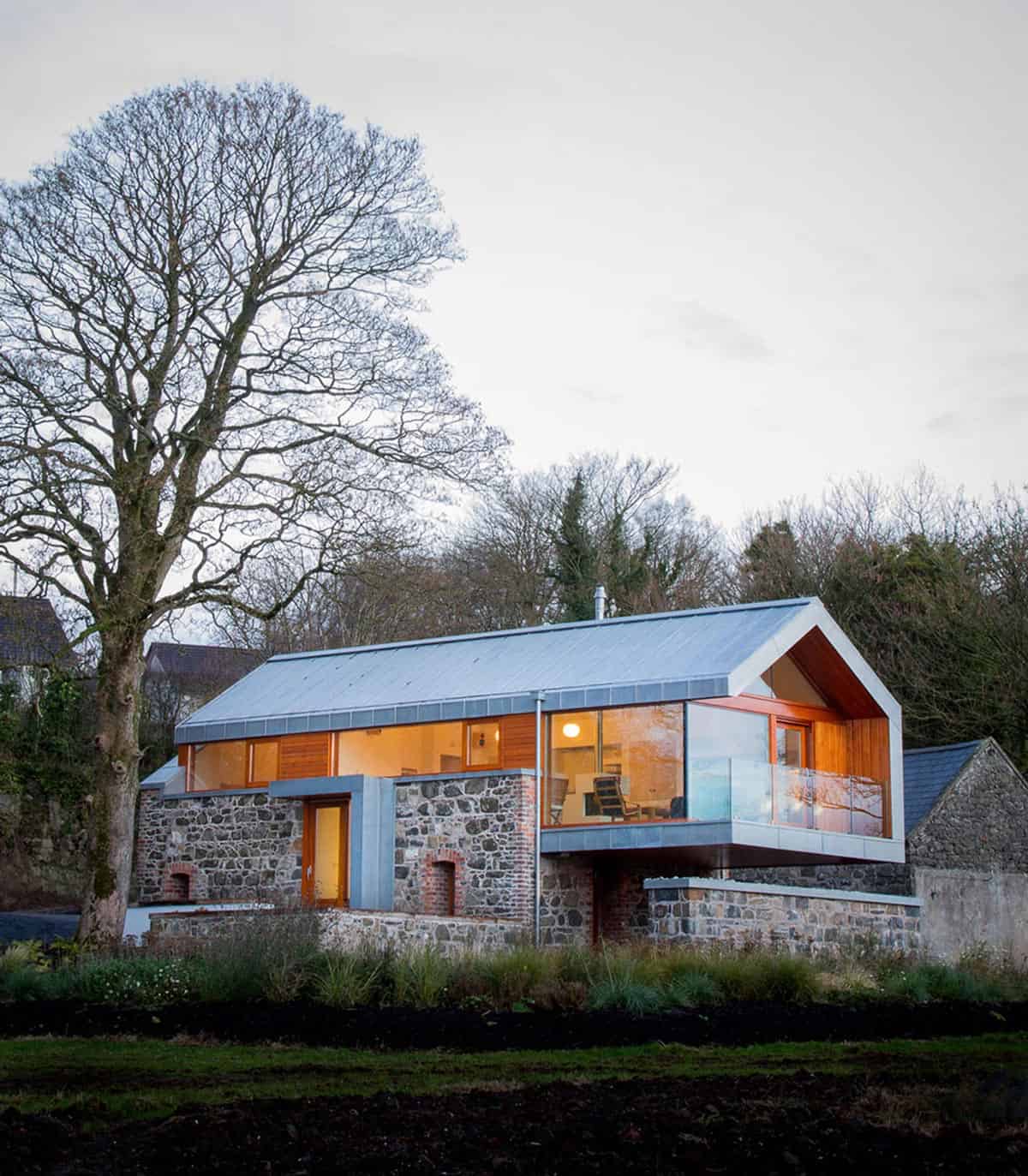 barn-style-house-irleand-cantilvered.jpg