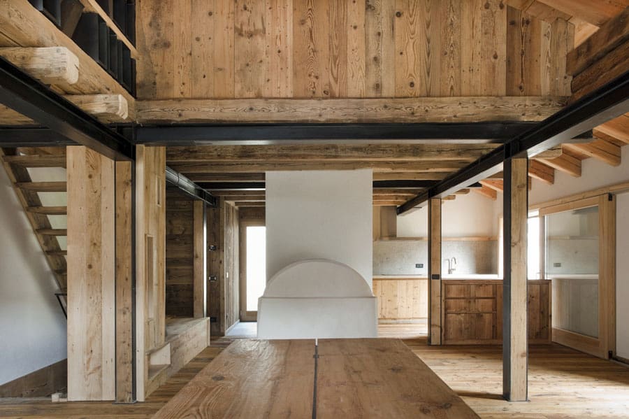 barn-style-house-solar-italy-interior-beams.jpg