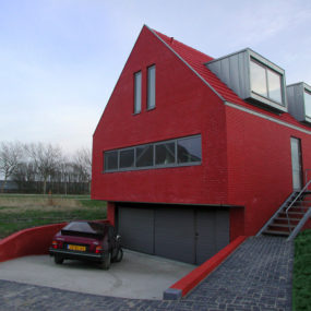 红色外部房屋：绘画小镇