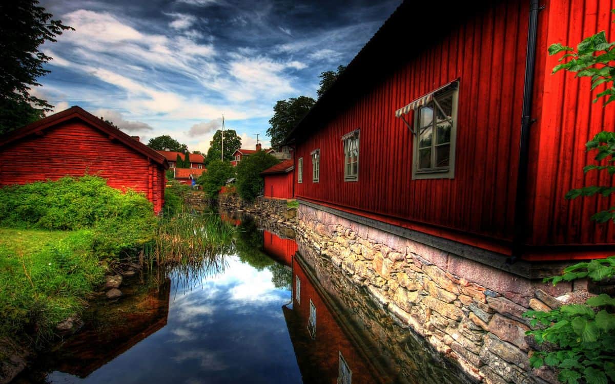 red-house-exteriors-paint-the-town-village-austria.jpg