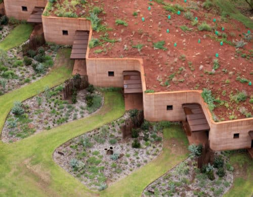 Semi-buried Houses in Australia: Rammed Earth Wall by Luigi Rosseli Architects