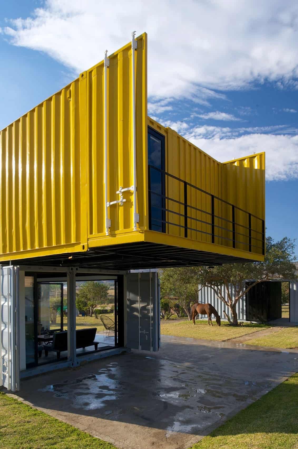 11-house-4-shipping-containers-1-guests.jpg