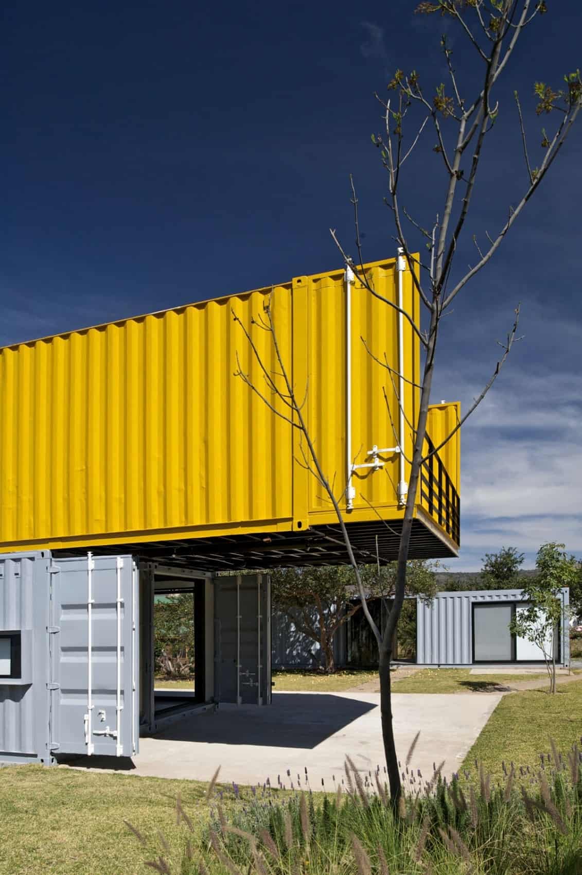 5-house-4-shipping-containers-1-guests.jpg