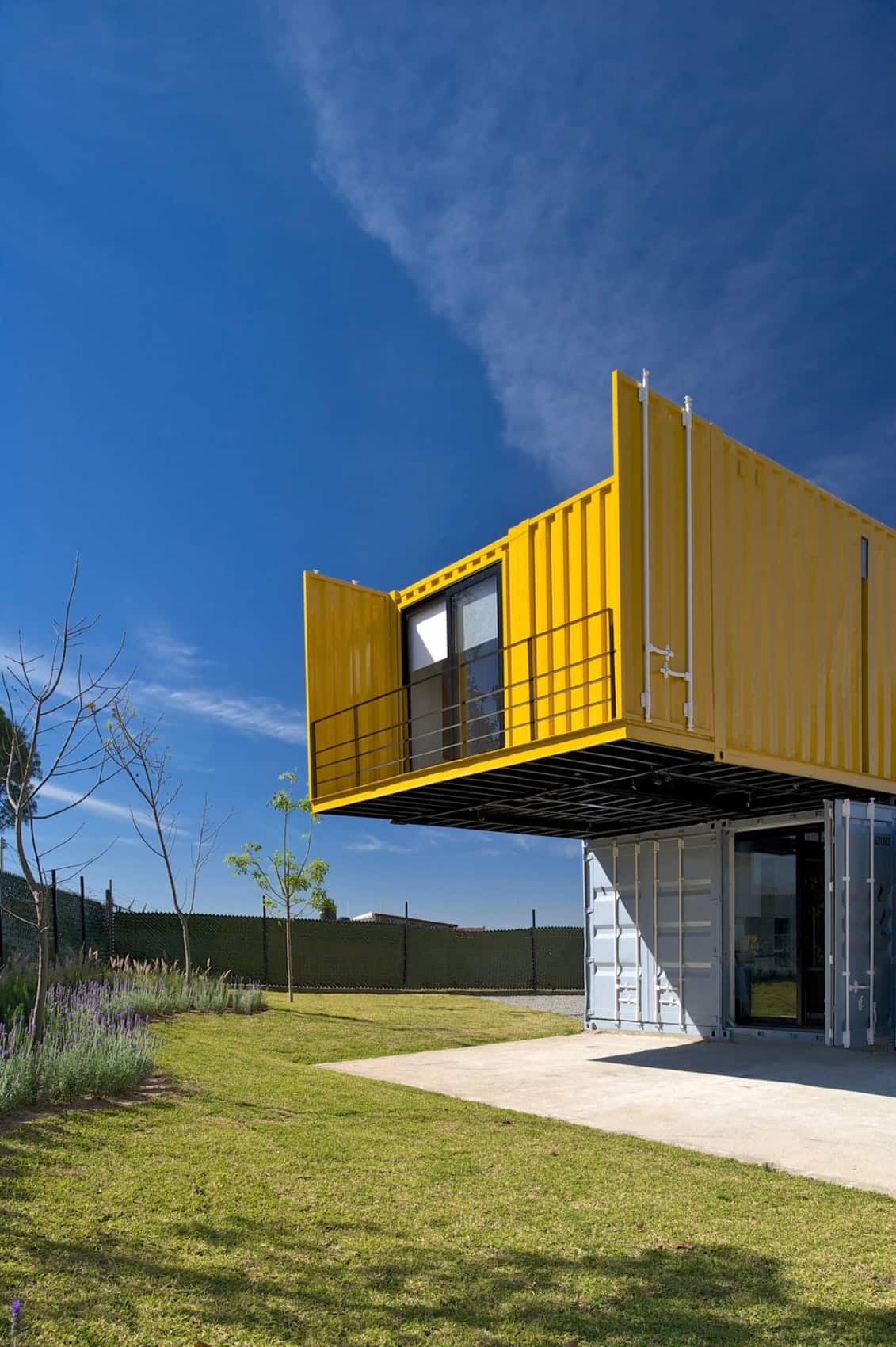 9-house-4-shipping-containers-1-guests.jpg
