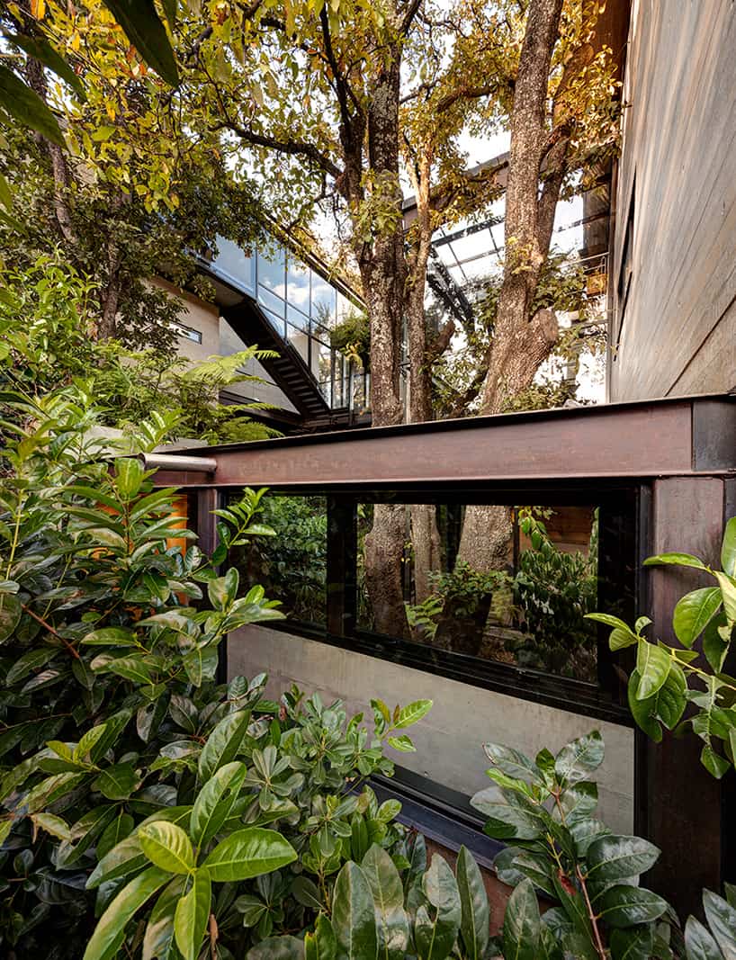 13-outdoor-elevated-glass-walkway-connects-two-sections-house.jpg