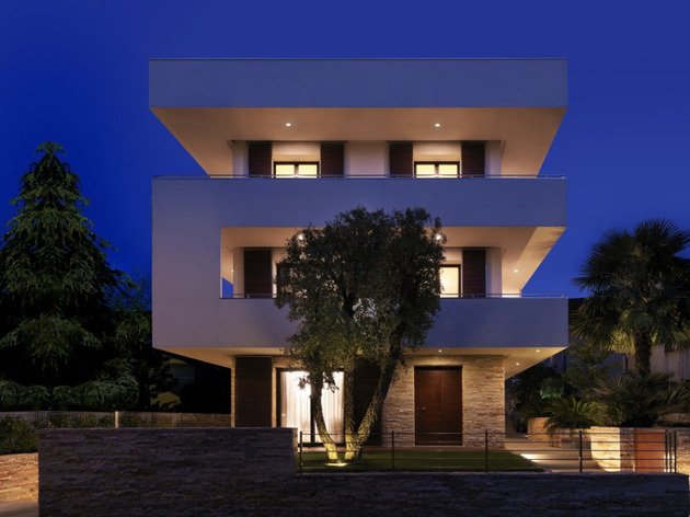 italian-maze-house-with-geometric-exterior-sliding-interior-walls-15.jpg