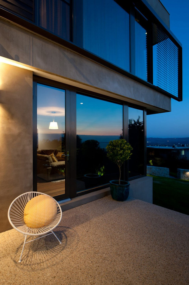 modern-beach-house-with-curved-window-wall-30.jpg