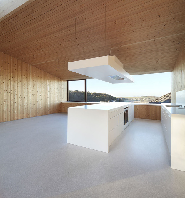 energy-efficient-house-pollution-free-construction-quadruple-windowglazing-6-kitchen.jpg