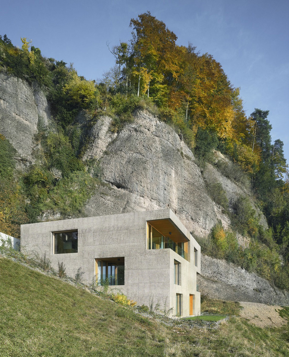 hillside-home-wood-frame-construction-concrete-facade-1-facade.jpg