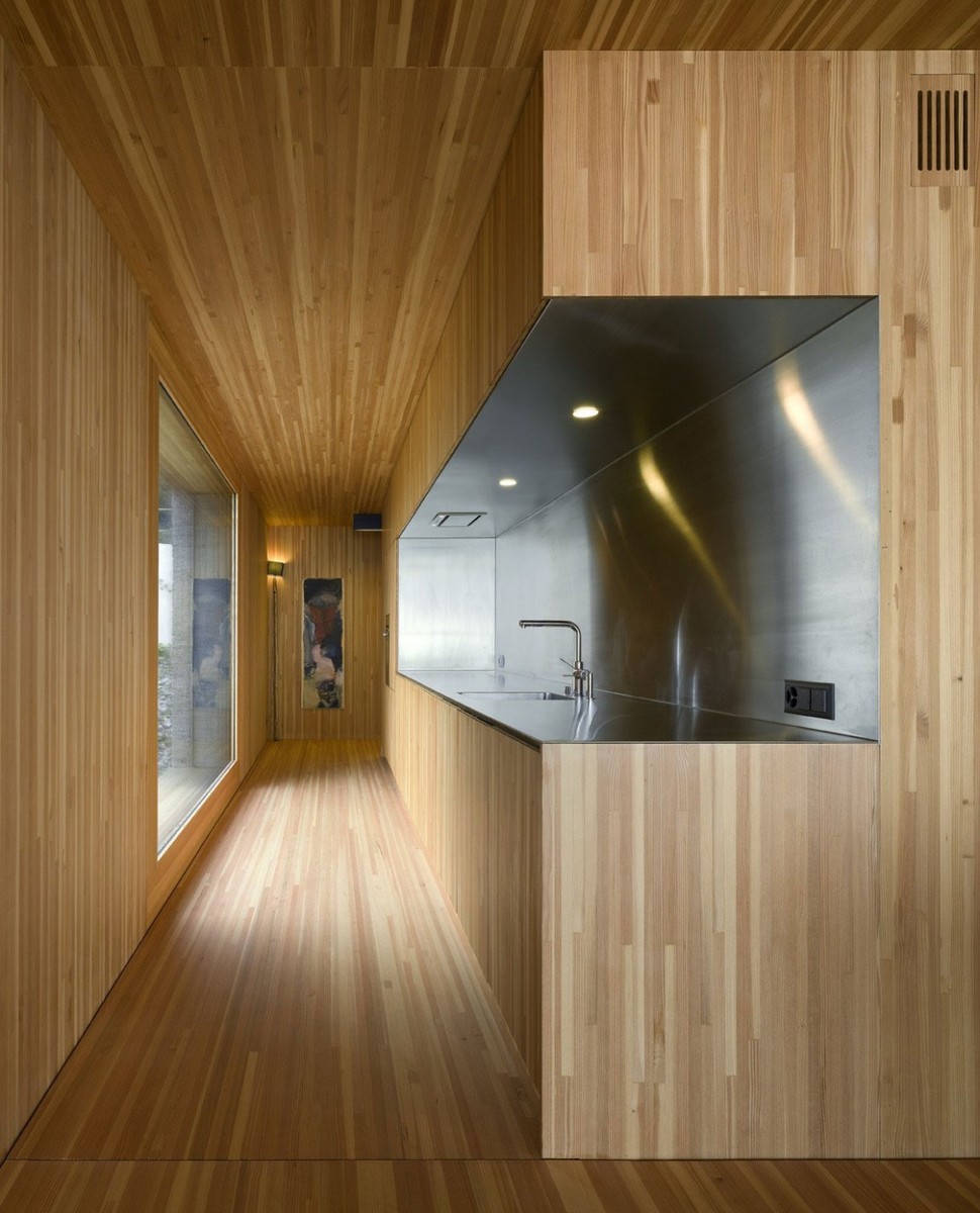 hillside-home-wood-frame-construction-concrete-facade-5-kitchen.jpg