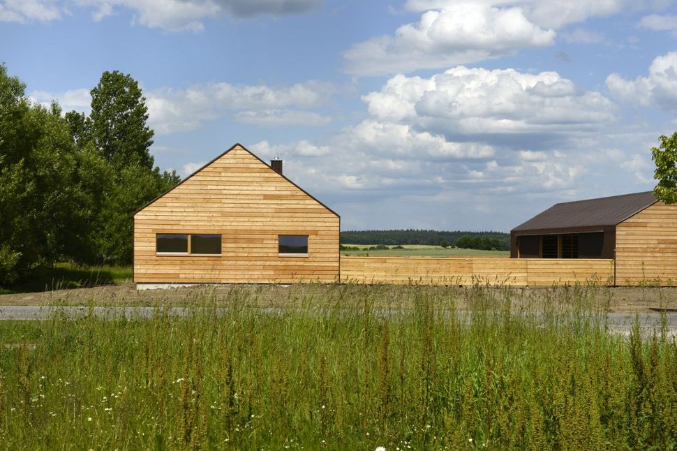 modern-open-concept-homestead-centralcourtyard-germany-16-south-side.jpg