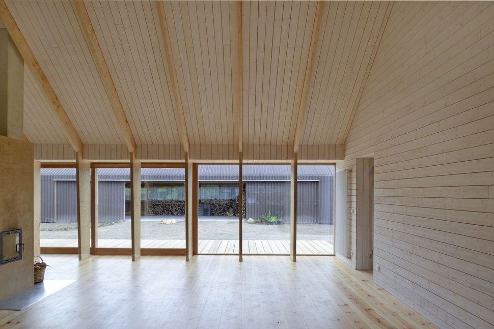 modern-open-concept-homestead-centralcourtyard-germany-7-glass-wall.jpg