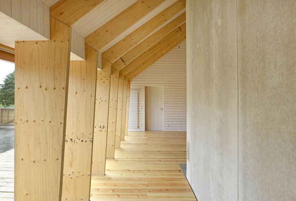modern-open-concept-homestead-centralcourtyard-germany-8-end-wall.jpg