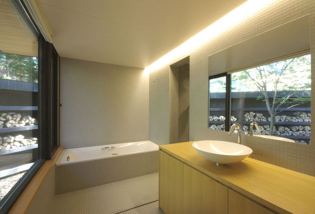 spacious-japanese-rancher-nestles-natural-environment-8-washroom.JPG