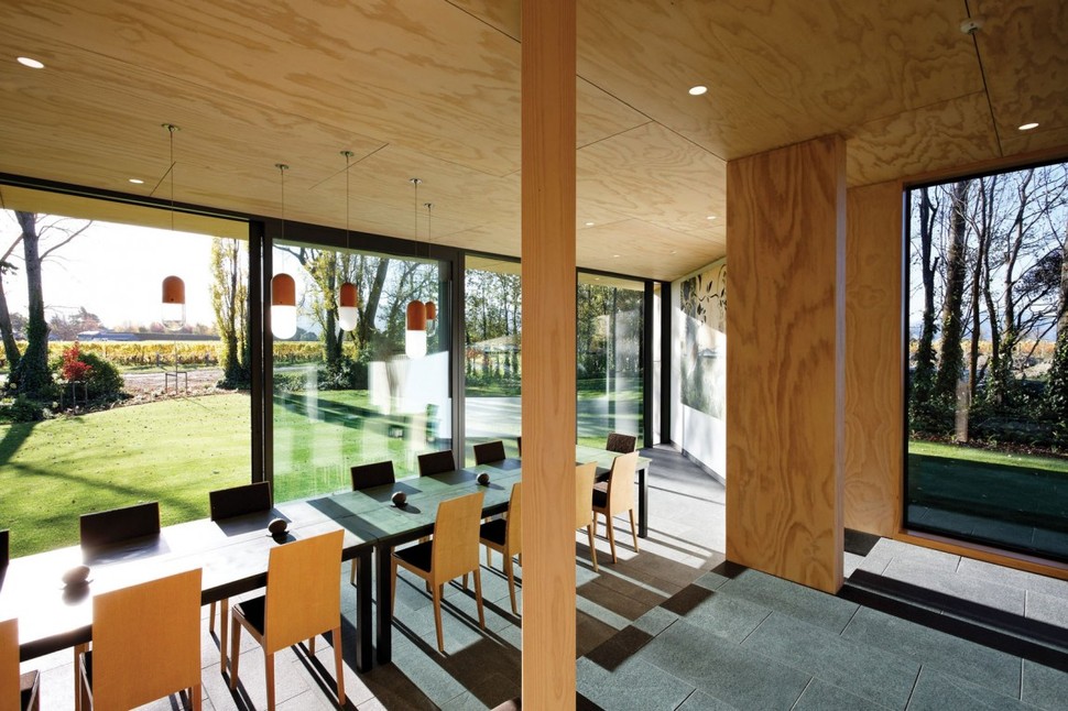 cloudy-bay-shack-new-zealand-designed-indoor-outdoor-entertaining-8-dining.jpg