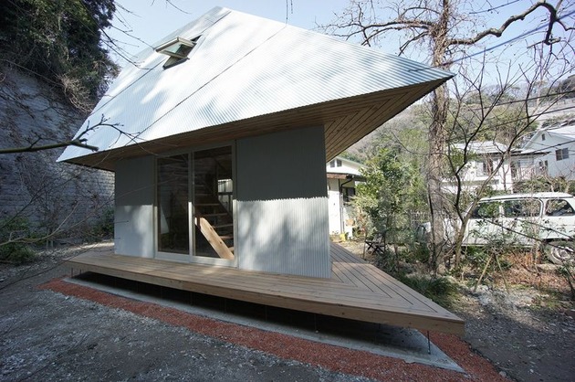 compact-diamond-shaped-house-plan-yuji-tanabe-6-stairway-side.jpg