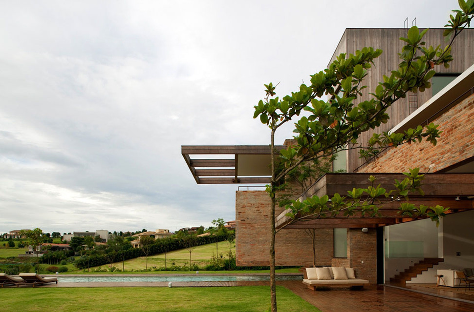 contemporary-hillside-home-brazil-disappears-into-landscape-5-materials.jpg