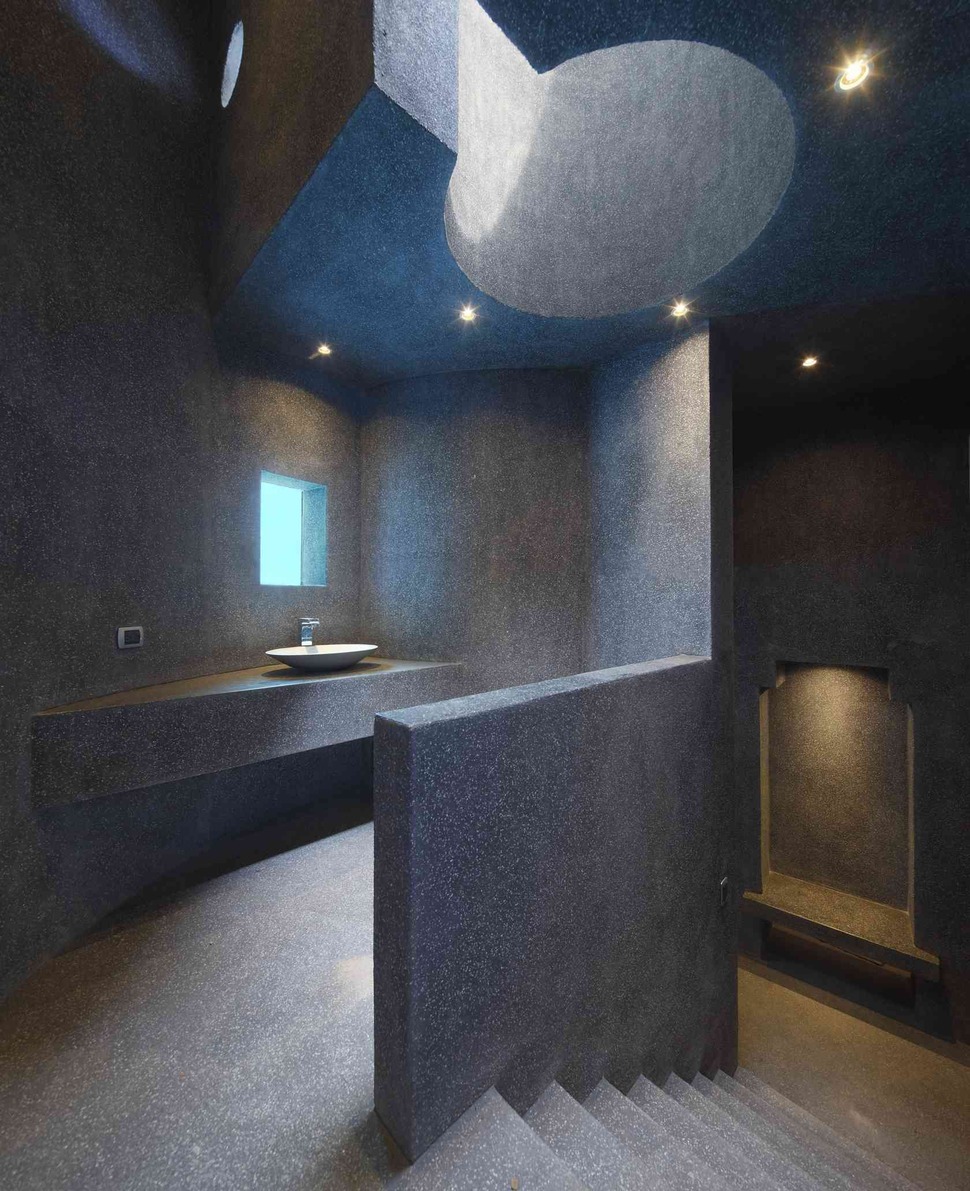 creatively-cool-dual-cantilevered-house-peru-21-circular-bathroom-top.jpg