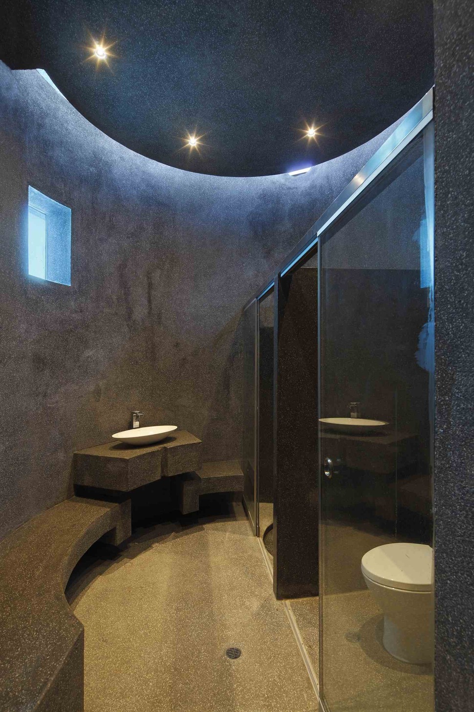 creatively-cool-dual-cantilevered-house-peru-23-circular-bathroom-bottom.jpg