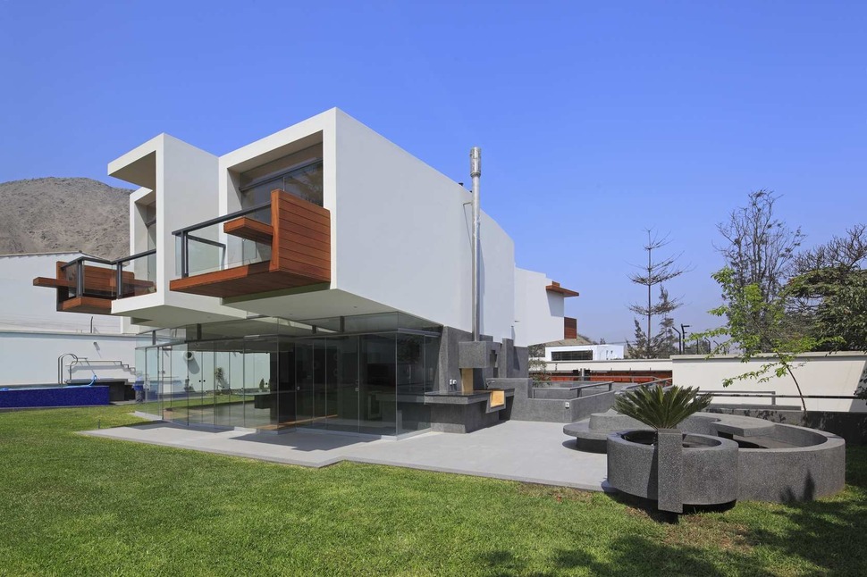 creatively-cool-dual-cantilevered-house-peru-7-rear-smooth-side.jpg