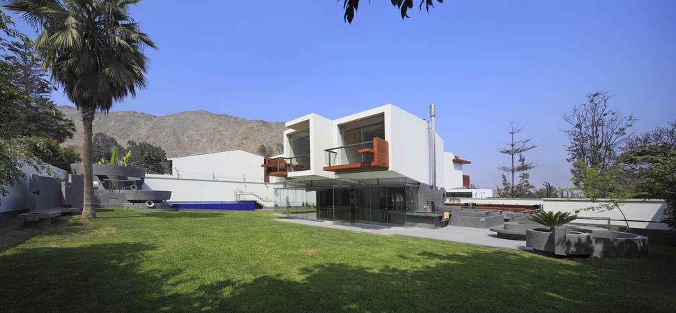 creatively-cool-dual-cantilevered-house-peru-8-rear-smooth-side-far.jpg