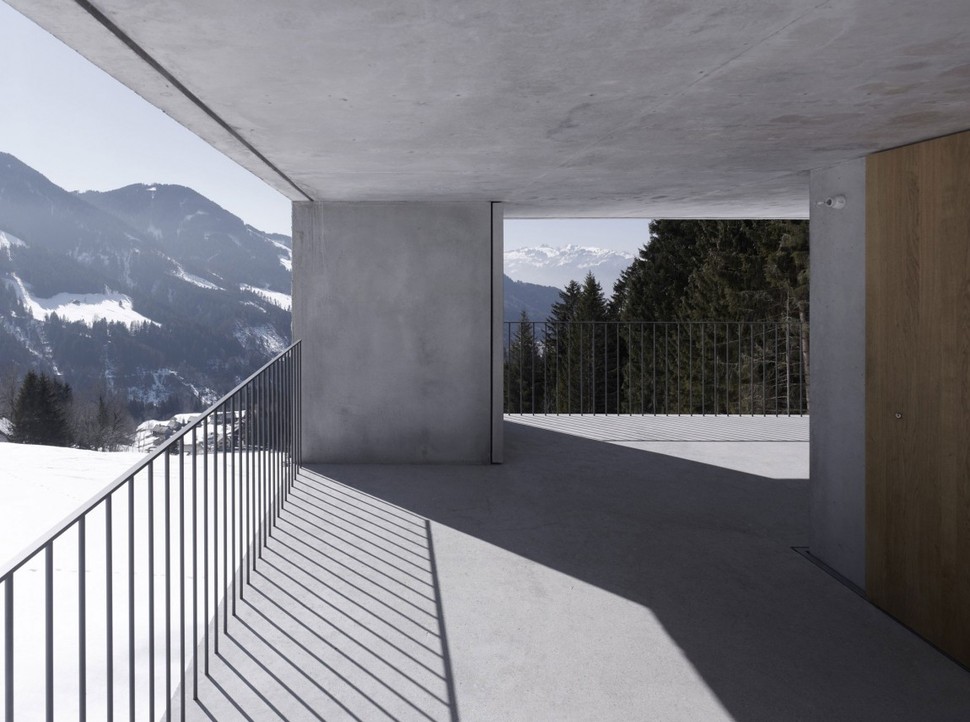 cubic-concrete-mountain-cabin-by-marte.marte-architekten-6.jpg