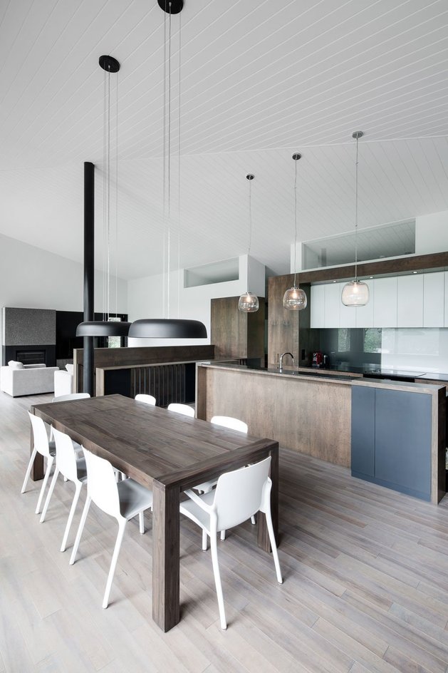 diagonal-roofline-defines-extensive-canadian-hill-lot-home-11-kitchen.jpg