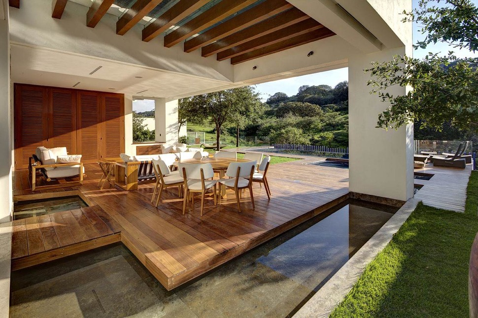 diverse-luxury-touches-within-complex-open-house-design-7-outdoor-table-water.jpg