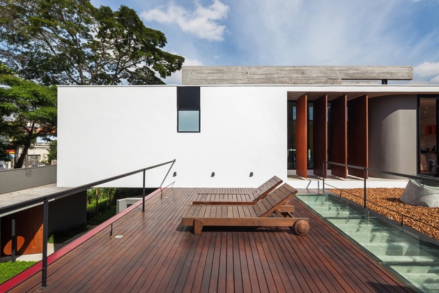dual-direction-concrete-home-surrounds-poolside-courtyard-brazil-14-deck.jpg