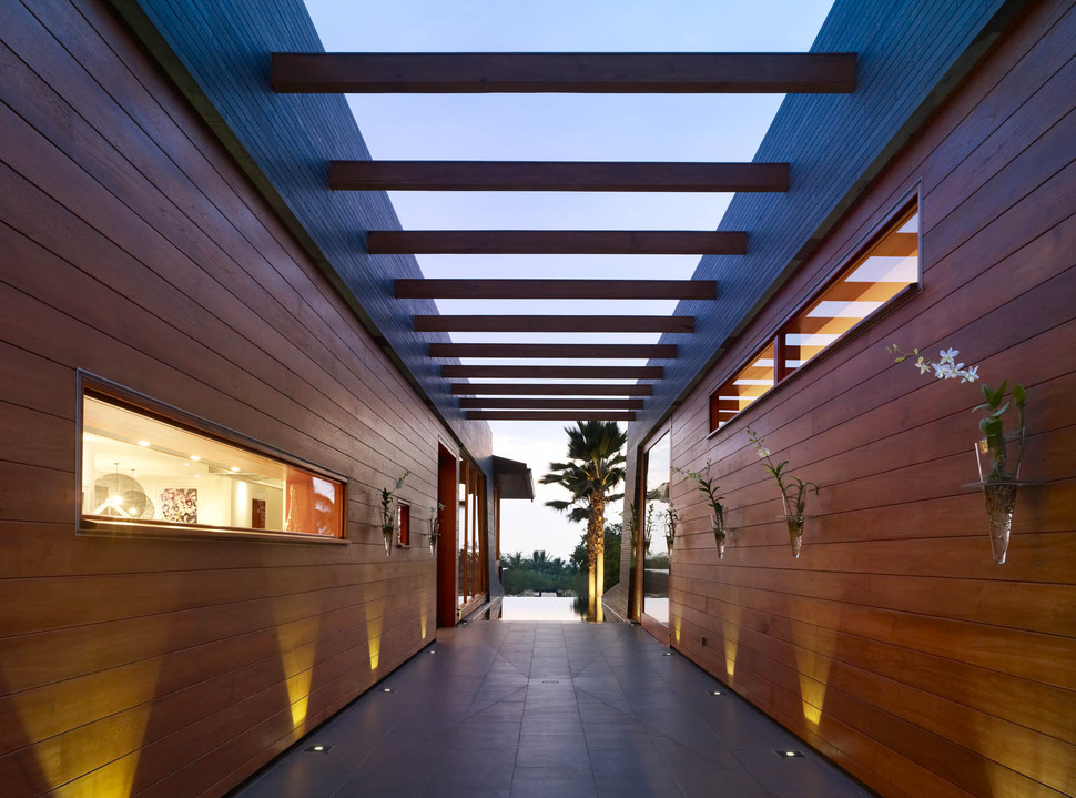 eco-friendly-kona-home-hawaiian-craftsmanship-modern-details-11-corridor.jpg