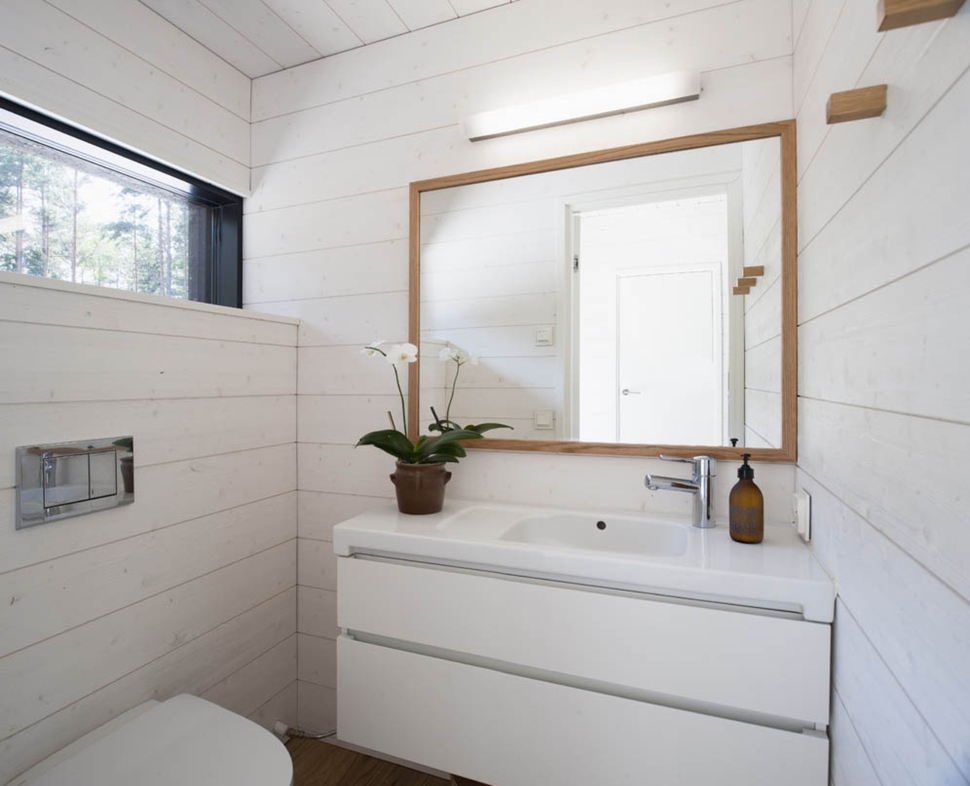 entry-summer-villa-vi-slices-through-home-to-lakeside-dock-10-bathroom.jpg