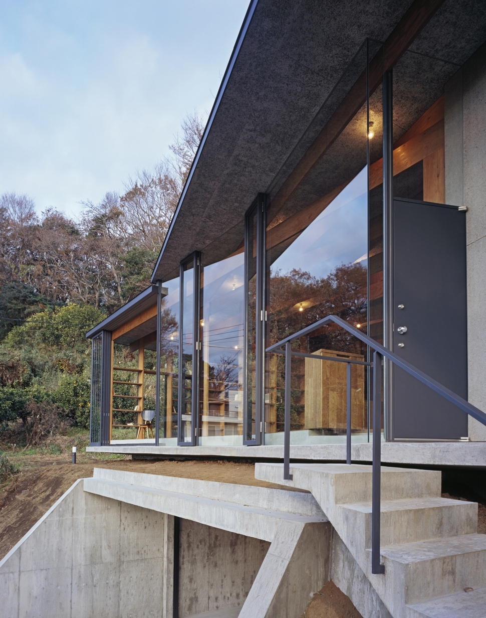 japanese-residence-with-wood-and-glass-geometry-14.jpg