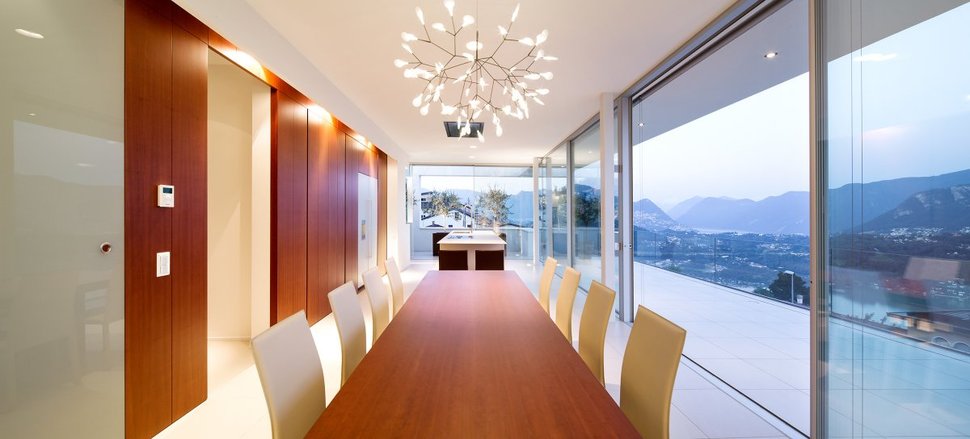 minimalist-mountain-top-home-panoramic-lake-views-15-dining.jpg