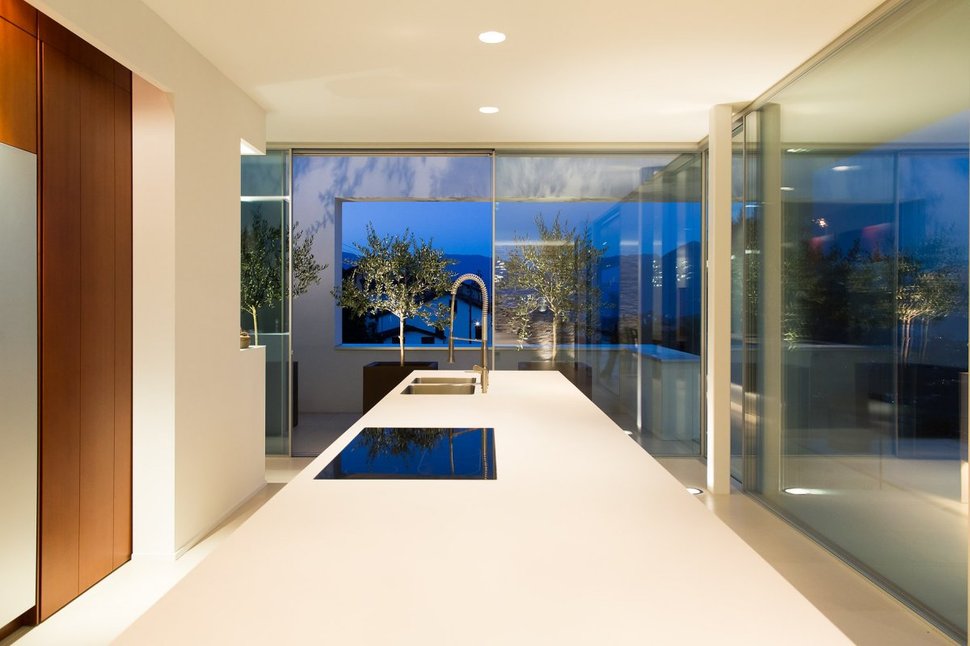 minimalist-mountain-top-home-panoramic-lake-views-18-kitchen.jpg