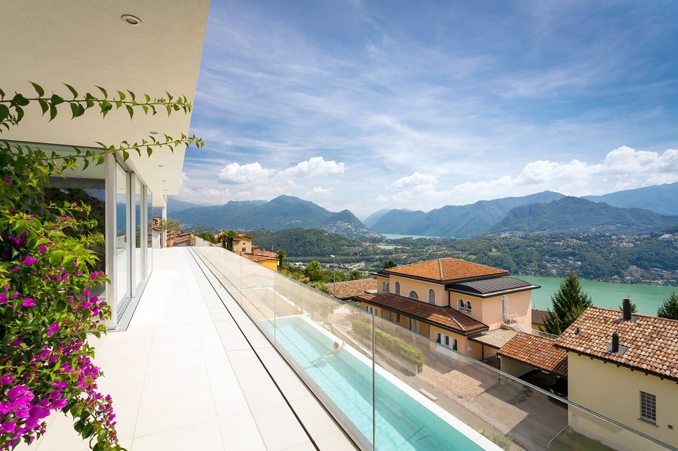 minimalist-mountain-top-home-panoramic-lake-views-27-pool.jpg